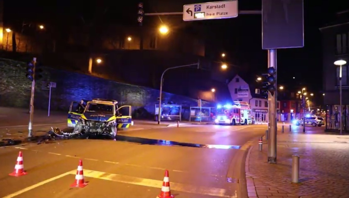 Video: Siegen 23.3.2022:
                    Polizeiauto geschrottet - Ampelpfosten ist Schuld -
                    Verdacht Vaccident (40'')