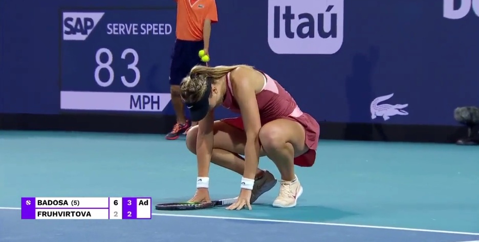 Verdacht
                  GENimpfschaden Spanien+Miami ("USA")
                  31.3.2022: Tennisstar Paula Badosa Gilbert muss wegen
                  Atemproblemen+Schwindel nach 18 Minuten aufgeben -
                  nicht mehr sportlich: Die Botschaft von Paula Badosa,
                  die unter Tr�nen den Tennisplatz verl�sst (orig.
                  Spanisch: El mensaje de Paula Badosa tras irse de la
                  pista entre l�grimas)