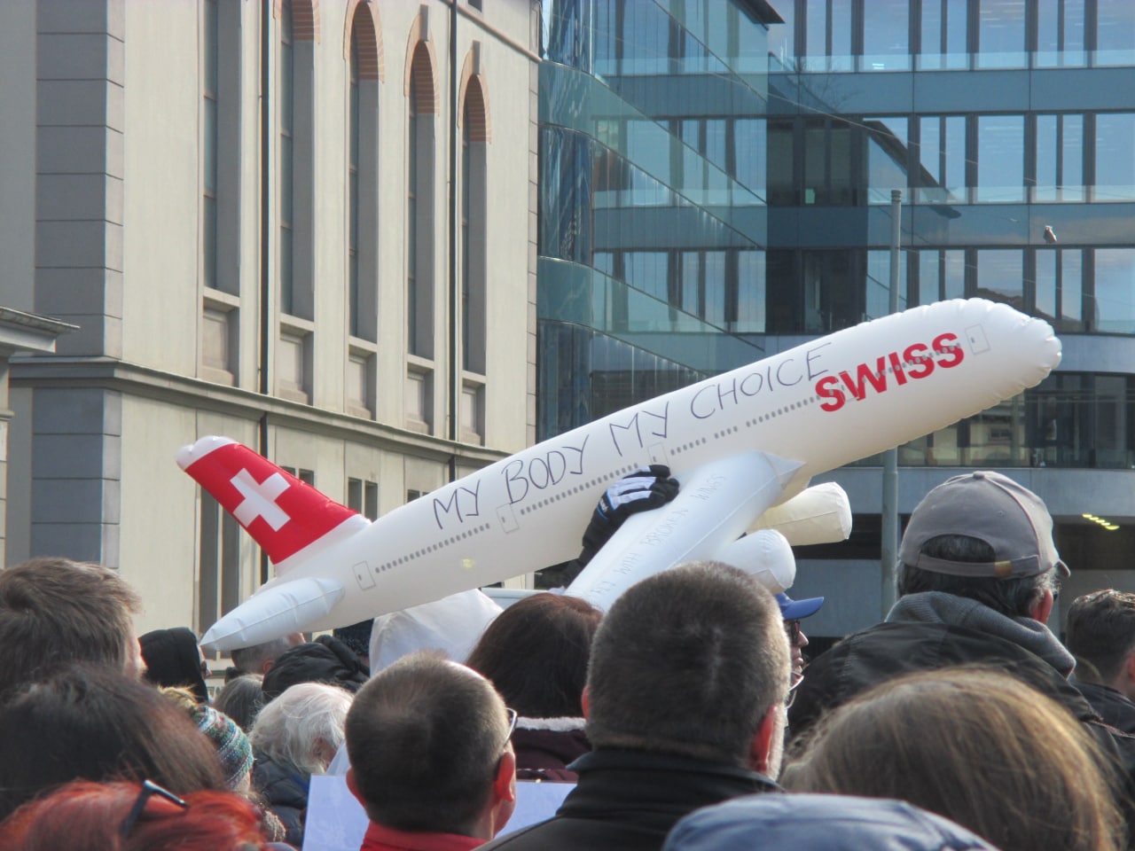 Widerstand gegen die kriminellen
                    Swiss-Bosse an der Goldk�ste von Z�rich 30.3.2022:
                    My Body My Choice