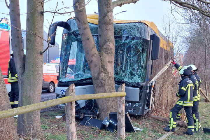 Verdacht Vaccident
                    in Leipzig 1.4.2022: Linienbus findet einen Baum -
                    Meldung vom 31.3.2022: Linienbus kracht gegen Baum:
                    Zwei Verletzte bei schwerem Crash in Leipzig