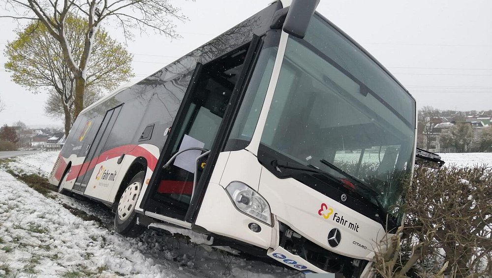 1.4.2022: Kreis H�xter: Busunfall in
                    Marienm�nster: Jetzt muss ein Spezialkran anr�cken