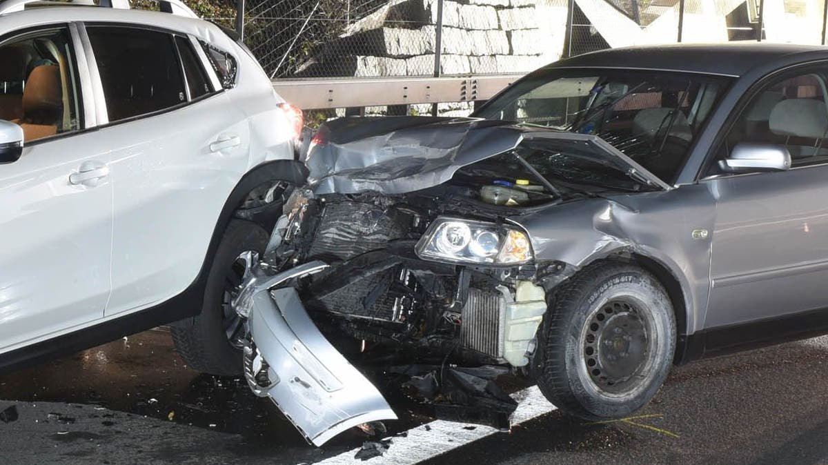 Verdacht Vaccident in
                    Luzern (Schweiz) 6.4.2022: Unfall im Autobahntunnel:
                    Autofahrer halb ohnm�chtig ber�hrt mehrfach den
                    Tunnel-Randstein - und schiesst nach dem Tunnel das
                    vordere Auto "ab": Unfall im
                    Reussporttunnel Luzern: Zwei Personen im Spital