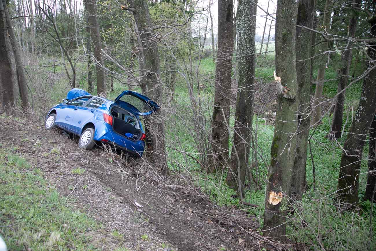 Verdacht
                  Vaccident Region Chiemsee (4R) 9.4.2022:
                  Toyota-Fahrerin kommt zwischen Grassau und �bersee von
                  St2096 ab und streift mehrere B�ume: Medizinischer
                  Notfall w�hrend der Fahrt: Mutter und Kind kommen mit
                  Auto von St2096 ab
