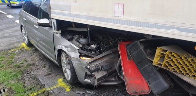 Verdacht Vaccident Fr�ndenberg (NRW, 4R)
                    6.4.2022: Autofahrer hat Ohnmacht am Steuer - Auto
                    f�hrt auf Rastplatz (!) in Heck von Lkw: Unfall auf
                    A44-Rastplatz: Fahrer kracht unter Lastwagen