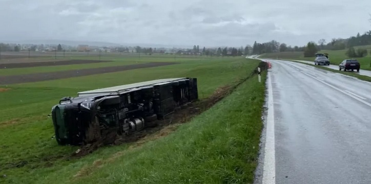 Verdacht Vaccident in Bargen (Kanton Bern)
                    8.4.2022: Lastwagen f�hrt auf die Wiese und kippt um
                    - der Fahrer soll normal sein? Bargen BE:
                    Sattelmotorfahrzeug von Strasse abgekommen