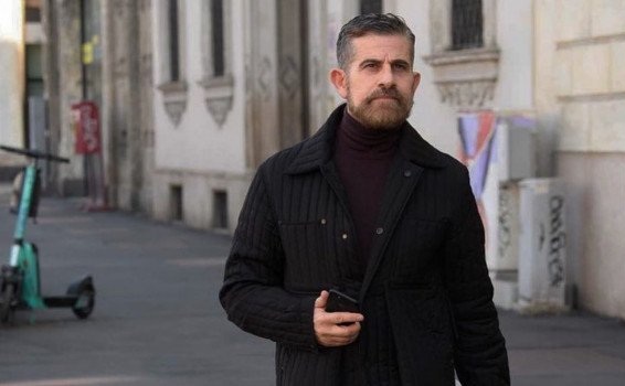 Verdacht
                  GENimpfmord in 1G-Fascho-Italien 9.4.2022:
                  Mode-Manager Salvo Nicosia GENgeimpft: geht zur Arbeit
                  - Zusammenbruch - Herzinfarkt - mit 52 tot: Salvo
                  Nicosia, "impf"-pflichtiger Manager der
                  italienischen Modedesignerin Alberta Ferretti, mit 52
                  Jahren an einem Herzinfarkt gestorben. Meldung vom
                  8.4.22 (orig. italiano: Salvo Nicosia, muore a 52 anni
                  il braccio destro di Alberta Ferretti)