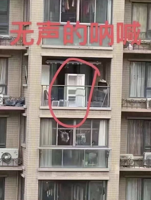 Krimineller
                      Lockdown in Shanghai 12.4.2022: Chinese
                      demonstriert gegen Hunger mit einem leeren
                      K�hlschrank auf dem Balkon