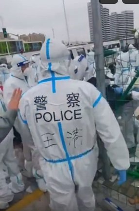 Lockdown in Shanghai: 1000e Brutalo-Polizisten
                  von Impfmonster Xi foltern die Bev�lkerung Lockdown in
                  Shanghai: 1000s of brute police assholes from
                  vaccination monster Xi are torturing the population
                  Cierre en Shanghai: 1000s de polic�as pegalones del
                  monstruo de vacuna Xi torturan la poblaci�n