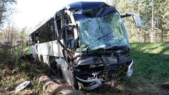 Verdacht Vaccident Uchte
                        (Niedersachsen) 19.4.2022: Busfahrer hat
                        Ohnmacht am Steuer+rast an einen Baum: Uchte:
                        Reisebus mit 15 Fahrg�sten prallt gegen Baum