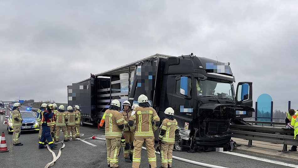 Verdacht Vaccident 4R am 17.4.2022:
                    Lastwagenfahrer hat Ohnmacht am Steuer auf der
                    Autobahn - schleudert - kracht in Mittelleitplanke -
                    Spital: Lkw-Fahrer kracht auf A9 mehrfach in
                    Mittelleitplanke - bewusstlos in F�hrerhaus
                    gefunden
