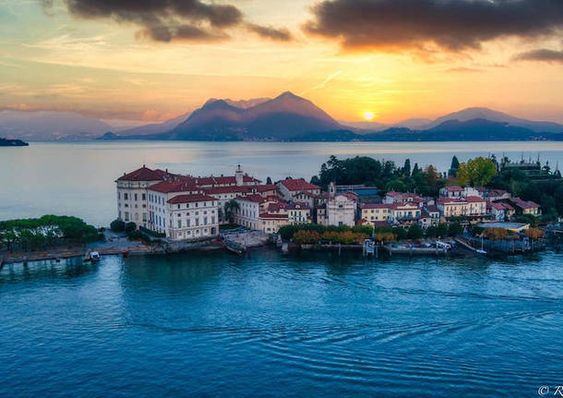 Insel Isola
                    Bella (Lago Maggiore, 1G-Fascho-Italien) 27.4.2022:
                    Deutscher Tourist (78) beim Mittagessen im
                    Restaurant Helvetia: Zusammenbruch - tot: Deutscher
                    Tourist bricht auf der Isola Bella im Lago Maggiore
                    beim Mittagessen tot zusammen. Meldung vom 27.4.22