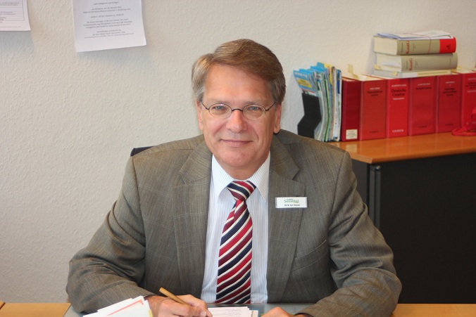 Seevetal (Niedersachsen, 4R) 3.5.2022:
                    Verwaltungsbeamter im Rathaus Dirk ter Horst ist mit
                    61 weg: Gemeinde Seevetal: Rechtsamtsleiter Dirk ter
                    Horst ist im Alter von 61 Jahren gestorben