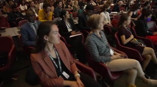 Gesundheitsforum in Genf 2022:
                    Das Publikum ist OHNE Masken