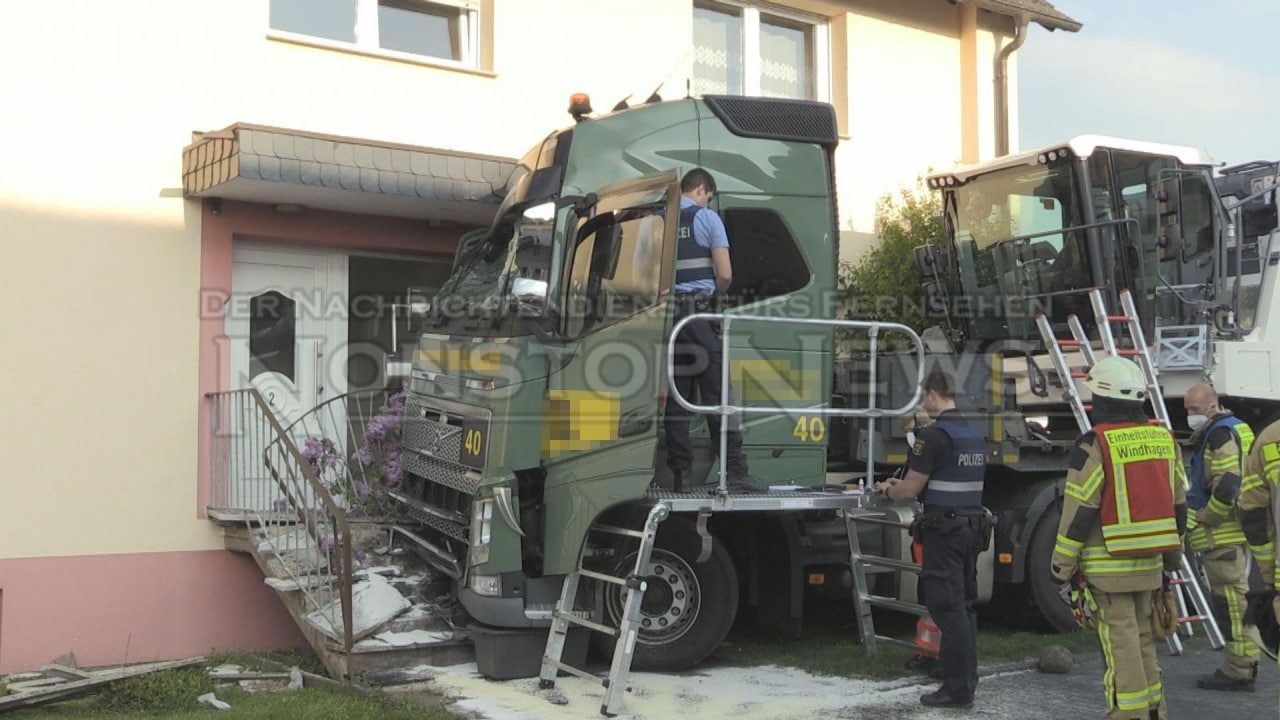Windhagen,
                    Lkr. Neuwied, 4.5.22: Schwertransporter �berf�hrt
                    Kreisverkehr: 62-J�hriger erleidet vermutlich
                    medizinischen Notfall, f�hrt geradeaus �ber
                    Kreisverkehr und prallt in Hauseingang von Wohnhaus
                    Fahrer wird von der Feuerwehr befreit, verstirbt
                    aber trotz Reanimationsversuchen noch vor Ort.