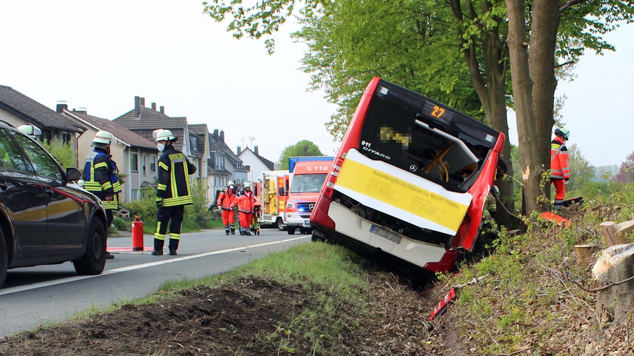 Verdacht
                    Vaccident in Fr�ndenberg (NRW) 5.5.2022: Busfahrer
                    setzt 300.000 Euro in den Strassengraben:
                    Medizinischer Notfall auch hier die Unfallursache?
                    Bus-Unfall in Fr�ndenberg: Fahrer und zwei
                    Passagiere schwer verletzt