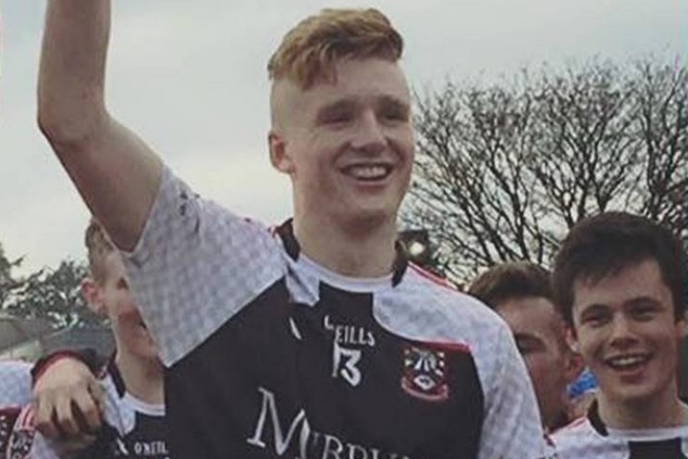 Verdacht
                  SCHLANGENGIFTimpfmord in Irland 28.4.2022:
                  Fussballspieler Red Og Murphy: Zusammenbruch auf dem
                  Feld - tot