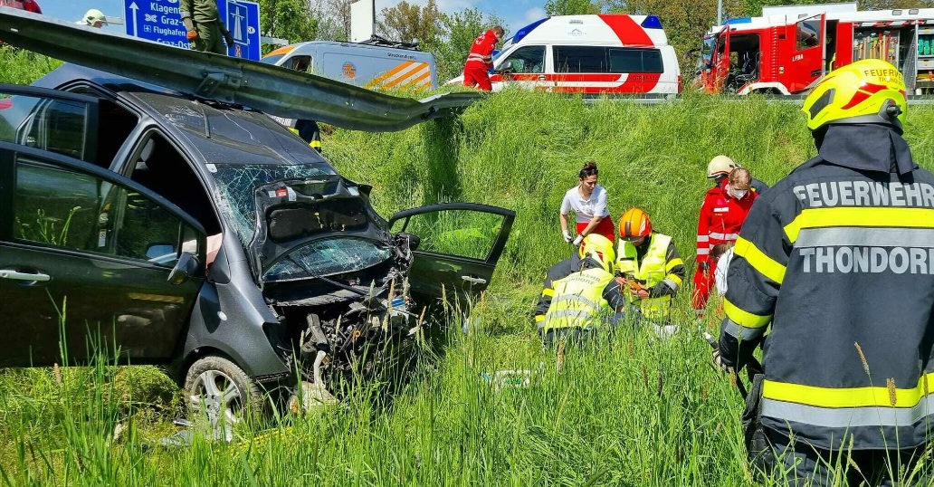 Vaccident in G�ssendorf
                    (1G-Fascho-�sterreich) 13.5.2022: Autofahrerin (80)
                    f�hrt viel zu Schnell in Autobahnausfahrt und in
                    Kreisverkehr - Auto landet in der Wiese: Bei
                    Autobahnabfahrt Hausmannst�tten: Unfall nach
                    medizinischem Notfall
