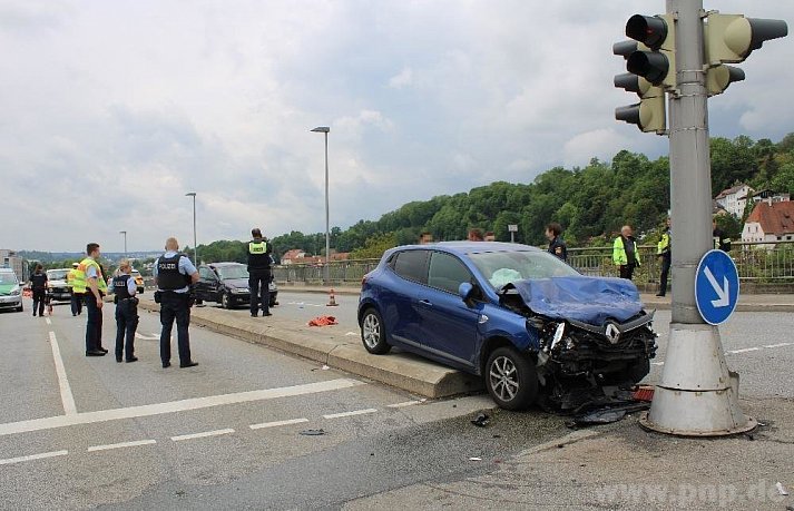 Verdacht Vaccident in Passau 14.5.2022:
                    Autofahrer Portugiese (53) hat Ohnmacht? oder
                    Krampf? baut 3 Unf�lle: Mann baut mehrere Unf�lle:
                    Drei Schwerverletzte auf der Schanzlbr�cke