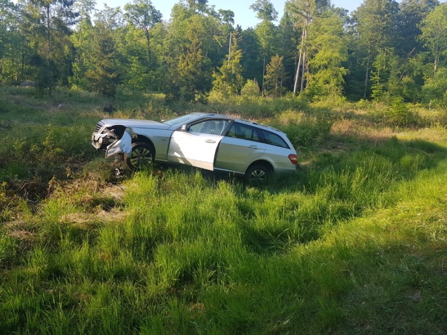 Verdacht Vaccident in Frankenau
                    (Hessen, 4R) am 16.5.2022: Mercedes macht Ausflug
                    auf die Wiese: FRANKENAU. Vermutlich f�hrte ein
                    medizinischer Notfall zu einem Alleinunfall auf der
                    Bundesstra�e 253 zwischen Dainrode und L�hlbach.
                    (Meldung vom 16.5.22) Mercedes an der Bundesstra�e
                    253 aufgebockt