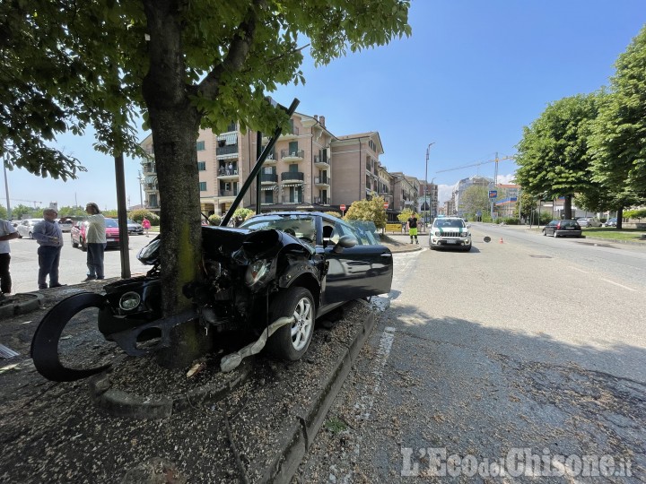 Verdacht Vaccident in 1G-Fascho-Italien
                    16.5.2022: Autofahrer mit Ohnmacht am Steuer hat was
                    gegen Verkehrsschilder und B�ume: Orbassano:
                    Autofahrer m�ht nach pl�tzlichem medizinischem
                    Notfall am Steuer Verkehrsschilder nieder und
                    kollidiert mit Baum. Meldung vom 14.5.22 (orig.
                    italiano: Orbassano: colta da un malore, finisce con
                    l’auto contro un albero di via Torino)
