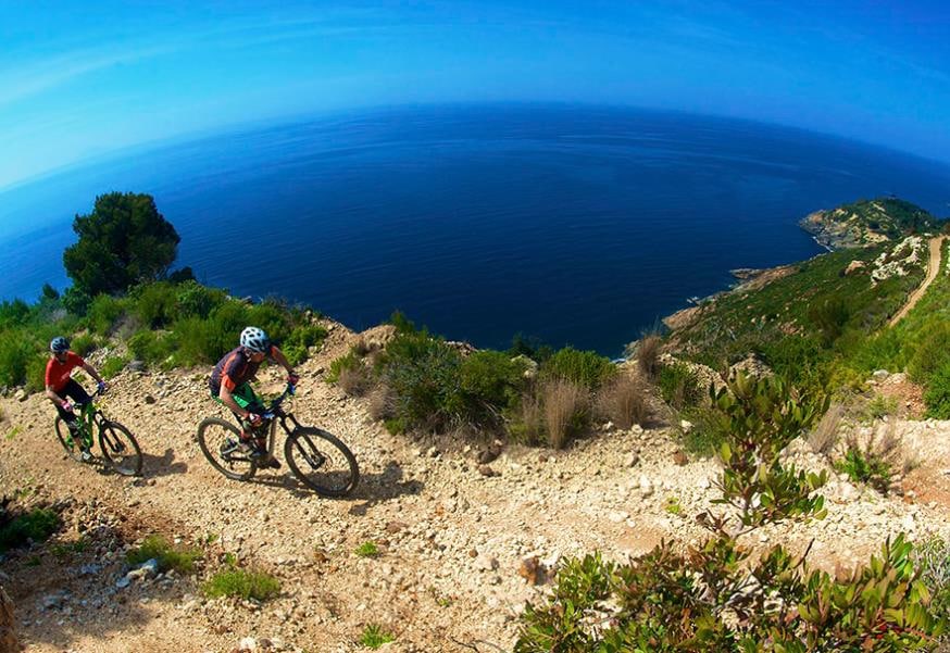 SCHLANGENGIFTimpfmord CH-It am 20.5.2022:
                  Velofahrer (64): Zusammenbruch - Tod am Lenker:
                  Christian Muhlethaler, 64-j�hriger Tourist aus der
                  Schweiz, bricht bei einer Radtour am Monte Calamita
                  auf der Insel Elba pl�tzlich tot zusammen.
                  Vergeblicher Helikoptereinsatz. Meldung vom 20.5.22
                  (orig. italiano: Muore all'Isola d'Elba per malore
                  durante una gita in bicicletta)