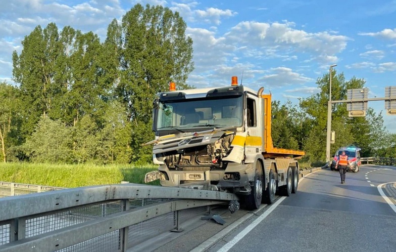 Region Buchrain (Kanton
                    Luzern, CH) 20.5.2022: Hier hat ein
                    CH-Lastwagenfahrer (57) eine Notbremsung an der
                    Leitplanke bekommen - Gl�ggli khaa!
                    Lastwagenchauffeur f�hrt wegen medizinischem Problem
                    auf Leitplanke
