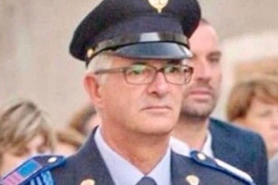 Verdacht
                  SACHLANGENGIFTimpfmord in Uri (Region Sassari,
                  1G-Fascho-Italien) 21.5.2022: Polizist Mario Secchi
                  (62): Zusammenbruch - tot: Der Polizist Mario Secchi
                  aus Uri bei Sassari mit 62 Jahren vor den Augen seiner
                  Frau pl�tzlich kollabiert und verstorben. Meldung vom
                  20.5.22. (orig. italiano: � morto Mario Sechi per
                  malore)
