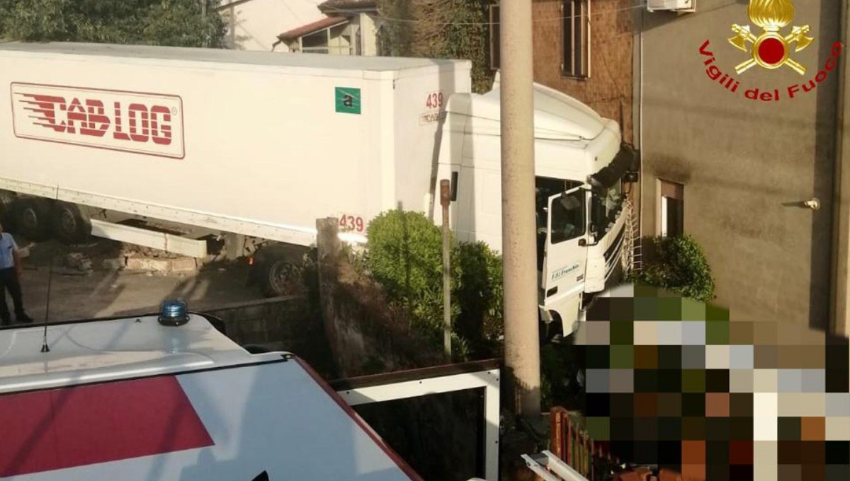 Vaccident Provinz
                                Padua (Italien) 28.5.2022: Lkw-Fahrer
                                (62) mit Herzstillstand am Steuer rast
                                in Haus - wiederbelebt: Improvviso
                                malore al volante, Tir si schianta
                                contro un’abitazione