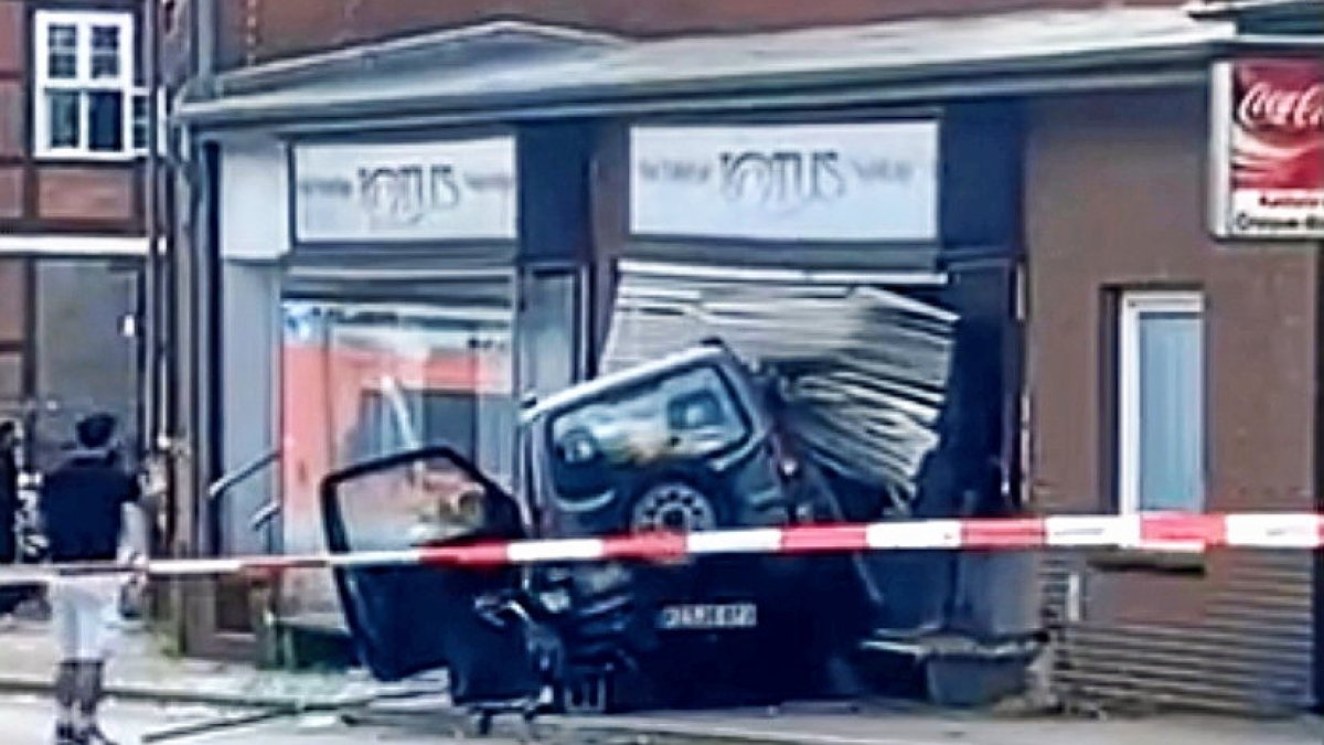 Verdacht
                    Vaccident in Lauenburg (Schleswig-Holstein, 4R) am
                    27.5.2022: Autofahrer schiebt Auto in Schaufenster:
                    89-j�hriger Autofahrer schiebt anderen Wagen in
                    Schaufenster