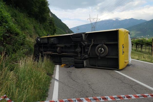Verdacht Vaccident in 1G-Fascho-Italien
                    31.5.2022: Schulbusfahrer stirbt am Steuer, Schulbus
                    kippt - zum Gl�ck ist der Schulbus leer: Am 30.5.22
                    starb bei Trient der impfpflichtige 61-j�hrige
                    Schulbusfahrer Paolo Pedrinolla nach einem
                    medizinischen Notfall am Steuer. Der Bus kam von der
                    Stra�e ab und kippte um. Zum Gl�ck waren gerade
                    keine Sch�ler darin! (orig. italiano: Scuolabus
                    ribaltato, la vittima � Paolo Pedrinolla di Ala)