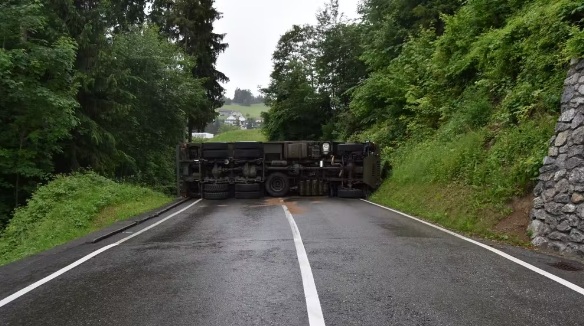 Verdacht
                    Vaccident im Kanton Appenzell Ausserrhoden 1.6.2022:
                    Selbstunfall beim Schweizer Milit�r - Kurve nicht
                    gekriegt: Milit�rlastwagen kippt um und blockiert
                    Strasse