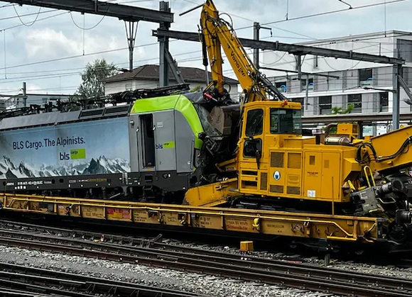 Verdacht Vaccident in Zollikofen
                    (Kanton Bern) 2.6.2022: Lokomotive der BLS prallt in
                    stehenden Bauzug: Lokomotive prallt in Zollikofen BE
                    auf Bauzug
