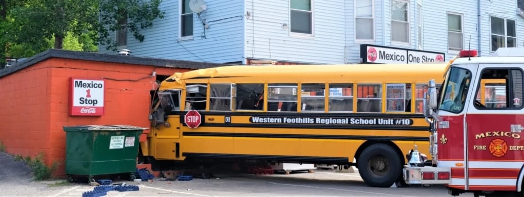 Verdacht Vaccident Maine
                    ("USA") 3.6.2022: Schulbusfahrer hat
                    Zusammenbruch am Steuer+landet in einem Schuppen:
                    Medizinischer Notfall des Fahrers. Auch dieser
                    Schulbus war gl�cklicherweise ansonsten unbesetzt.
                    Meldung vom 2.6.22. (orig. Englisch: Maine School
                    Bus Driver Suffers Medical Event, Crashes Through
                    Storage Building)