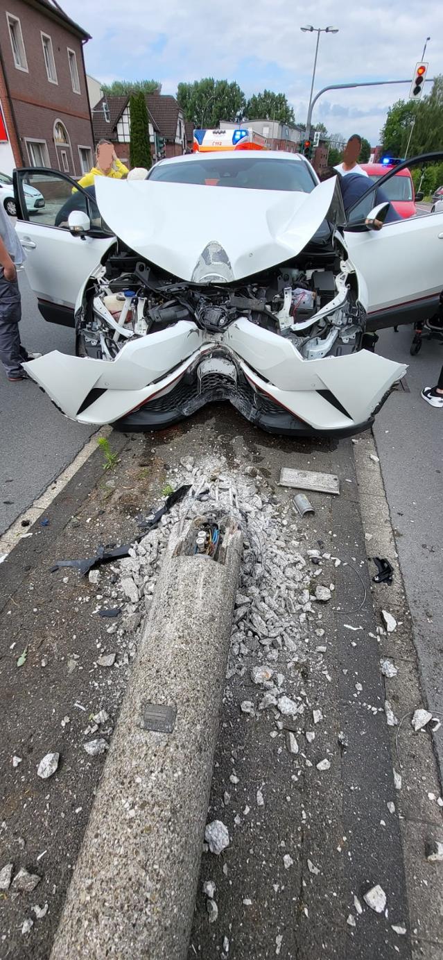 Verdacht Vaccident in Werne (NRW - 4R)
                    12.6.2022: Autofahrer verliert Kontrolle - Laterne
                    flachgelegt: Unfall in Werne: Mann kracht gegen
                    Laterne - Rettungshubschrauber am Hansaring, Zoom