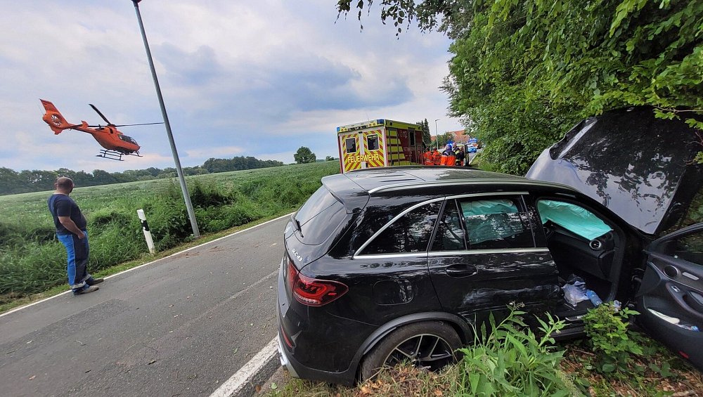 Verdacht
                    Vaccident in B�nde (NRW, 4R) 9.6.2022: Selbstunfall
                    mit Mercedes: Autofahrer (62) f�hrt auf dem
                    Grasrand, streift Laterne, am Ende kommt ein Baum:
                    Rettungshubschrauber: Auto streift Laterne und
                    schleudert dann gegen Baum: Auf dem Habighorster Weg
                    kam ein Mann am Dienstag mit seinem Mercedes von der
                    Fahrbahn ab