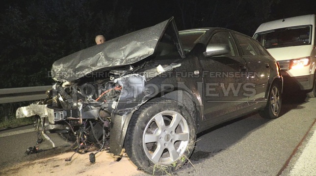 Verdacht Vaccident Region K�ln (4R)
                    am 18.6.2022: Lkw-Fahrer auf Autobahn
                    "verzieht" Lenkrad - macht einen Audi
                    kaputt: Medizinischer Notfall f�hrt zu
                    folgenschwerem Crash: Transporterfahrer verzieht
                    Lenkrad und kracht gegen nebenfahrenden Audi auf der
                    linken Spur- PKW dreht sich und kracht gegen rechte
                    Schutzplanke - Motorblock wird durch Aufprall
                    herausgerissen - Drei Personen werden teils schwer
                    verletzt