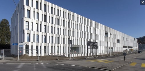 25.6.2022: Der weisse Bunker in Liebefeld - da
                    scheinen Antifa-Zensurtruppen zu werkeln