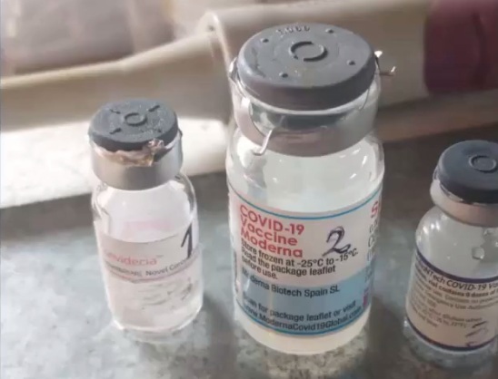 Fl�schen Pfizer-"Coronaimpfung" und
                    Fl�schen Moderna-"Coronaimpfung"