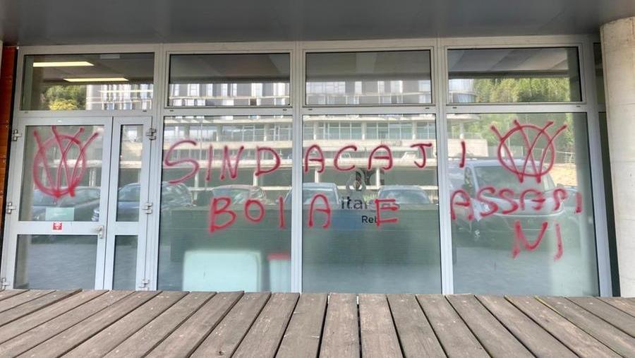 Widerstand in La Spezia
                  (Italien) 25.6.2022: Gewerkschaftsbund-Fassade hat
                  neue "�berschrift": Sakrileg: Der Sitz des
                  italienischen Gewerkschaftsbundes in der Hafenstadt La
                  Spezia wurde mit Symbolen der Impfgegner-Bewergung und
                  dem Schriftzug: "Gauner- und
                  M�rdergewerkschaft" beschmiert. Meldung vom
                  24.6.22. (orig. italiano: La Spezia, insulti no-vax
                  sulla sede Cisl: "Non ci faremo
                  intimidire")