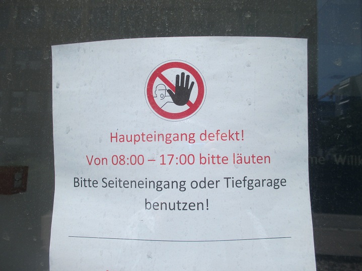 Kriminelle Pharma Pfizer in
                  Z�rich, Sch�renmoosstrasse 99, 100-200m vom SF weg,
                  der Eingangsbereich mit der Nummer 99 war
                  "defekt"