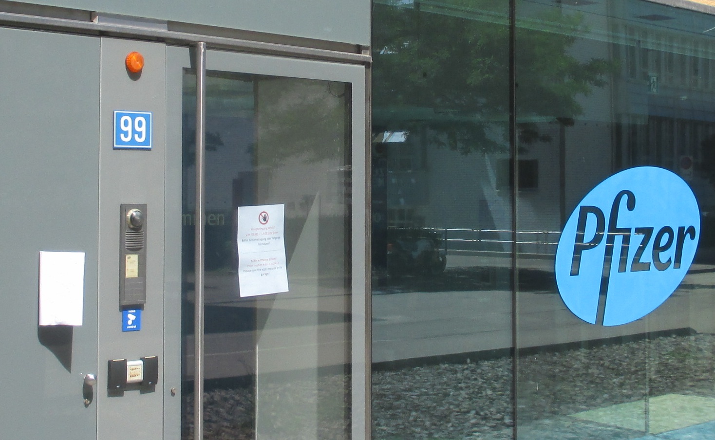 Kriminelle
                  Pharma Pfizer in Z�rich, Sch�renmoosstrasse 99,
                  100-200m vom SF weg, der Eingangsbereich mit der
                  Nummer 99