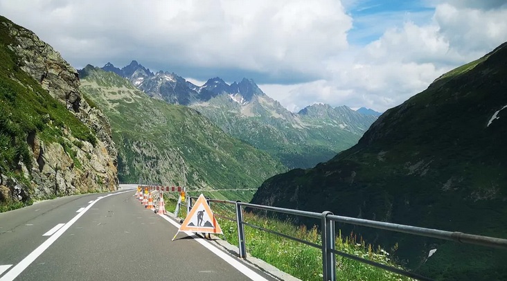 Verdacht Vaccident Sustenpass
                    Schweiz 26.6.2022: Milit�r-Lkw streift zuerst
                    Leitplanke - niemand greift ein - dann st�rzt er ab
                    - 2 Tote: Kanton Uri: Milit�r-LKW st�rzt in die
                    Tiefe – zwei M�nner sterben - die Unfallstelle ist
                    KEINE Gefahrenstelle