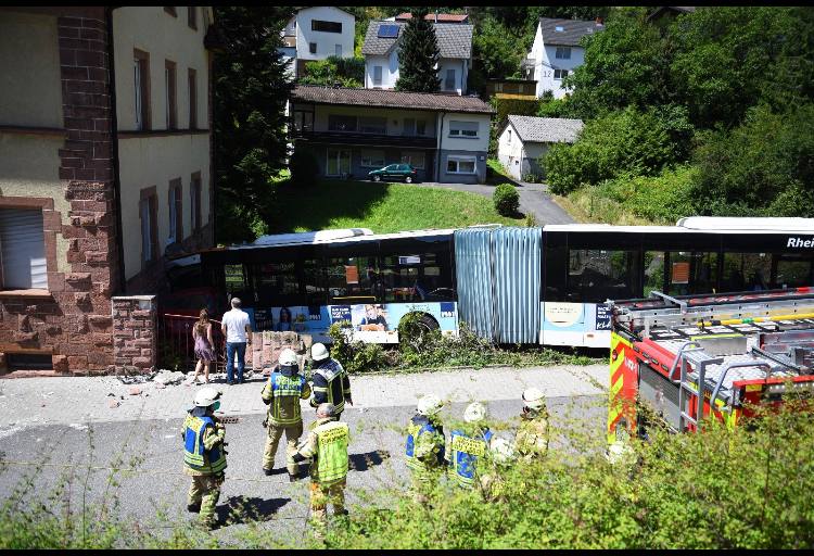 Verdacht Vaccident in Heidelberg
                    6.7.2022: Linienbus f�hrt in Wohnhaus - mehrere
                    Verletzte in Heidelberg