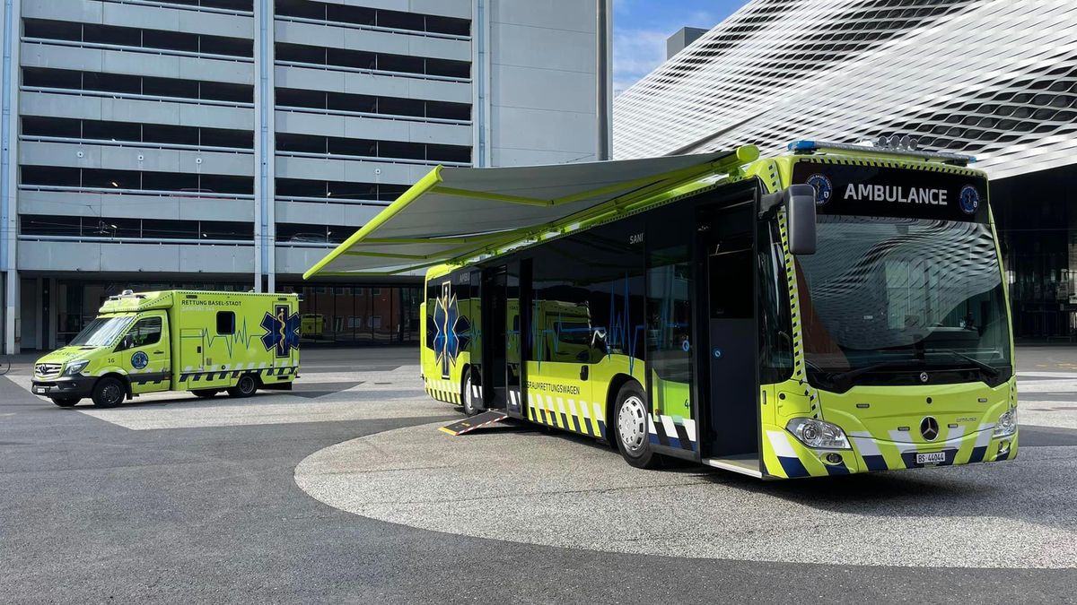 Krankenwagen in Basel wie ein
                    Bus 6.7.2022: Die totale Vorbereitung auf
                    Massen-Zusammenbr�che von Geimpften im Stadion:
                    Basel: Hier f�hrt niemand freiwillig mit