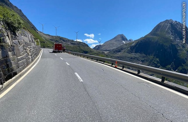 Verdacht Vaccident am
                    Nufenenpass (Schweiz) 12.7.2022: Serbe arbeitet in
                    Luzern - f�hrt mit T�ff auf den Nufenen - streift
                    auf gerader Strecke immer mehr die Leitplanke - wird
                    vom T�ff geschleudert - f�llt 20m tief - Spital -
                    tot: T�dlicher Unfall am Nufenen: Mann (†33) wird
                    von T�ff geschleudert und f�llt 20 Meter