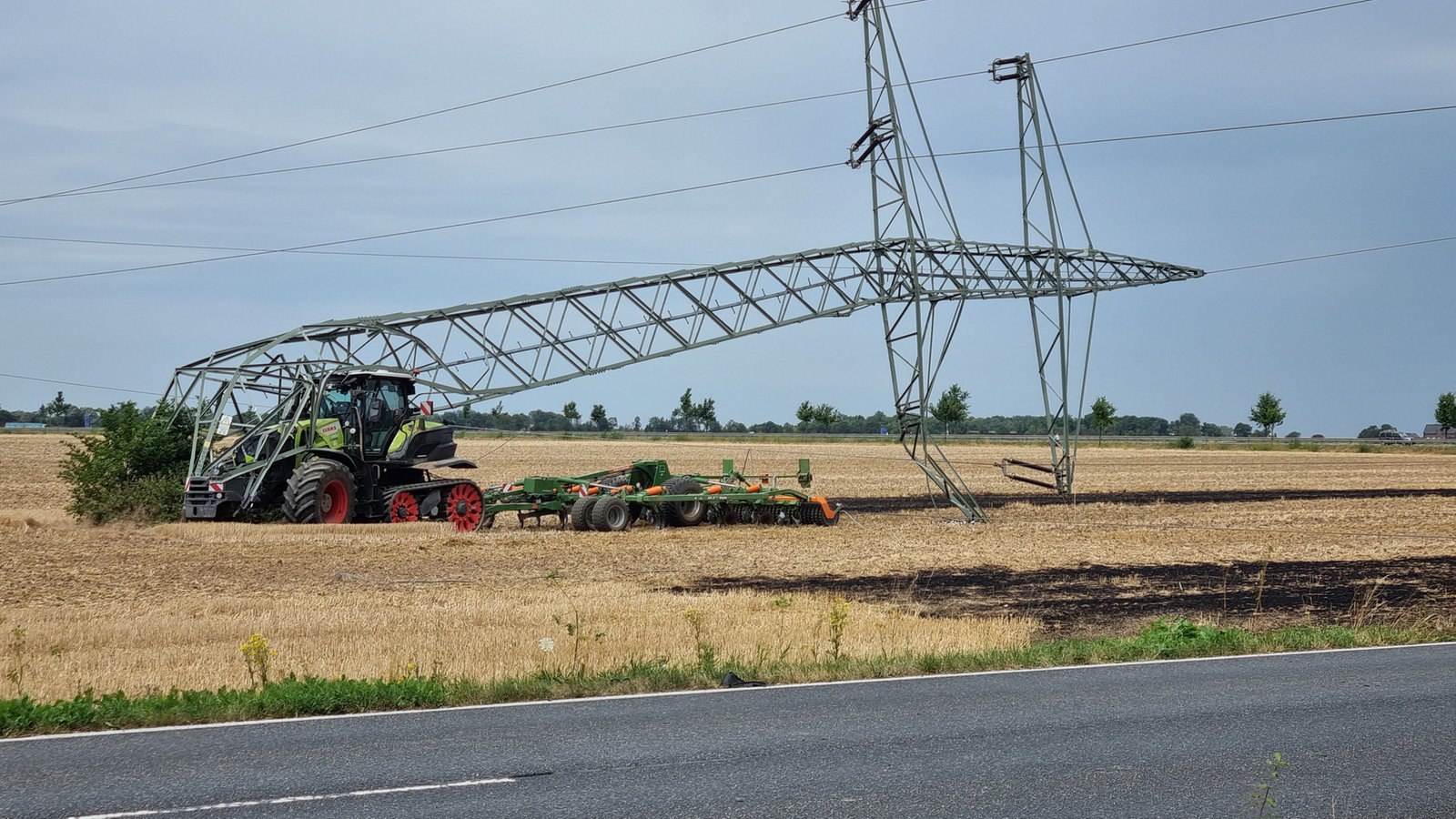 Verdacht Vaccident in NRW (4R) 4.8.2022:
                    Traktor f�hrt voll in Strommast: Traktor rammt
                    Strommast: 65.000 Menschen vier Stunden ohne Strom -
                    Traktor rammt Strommast: Alle Gemeinden wieder am
                    Netz