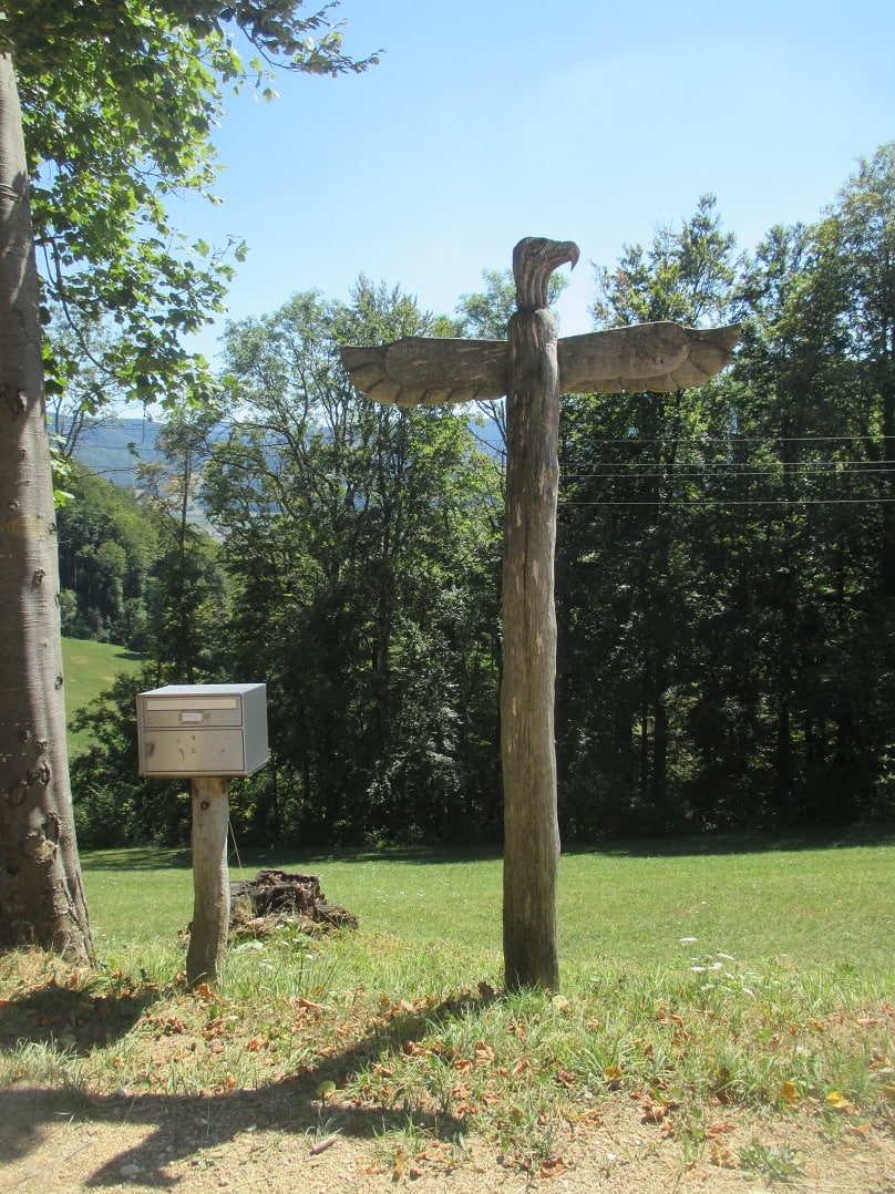 Adlerpfahl mit
                    Mutter Erde von schweizer UReinwohnern in B�rschwil