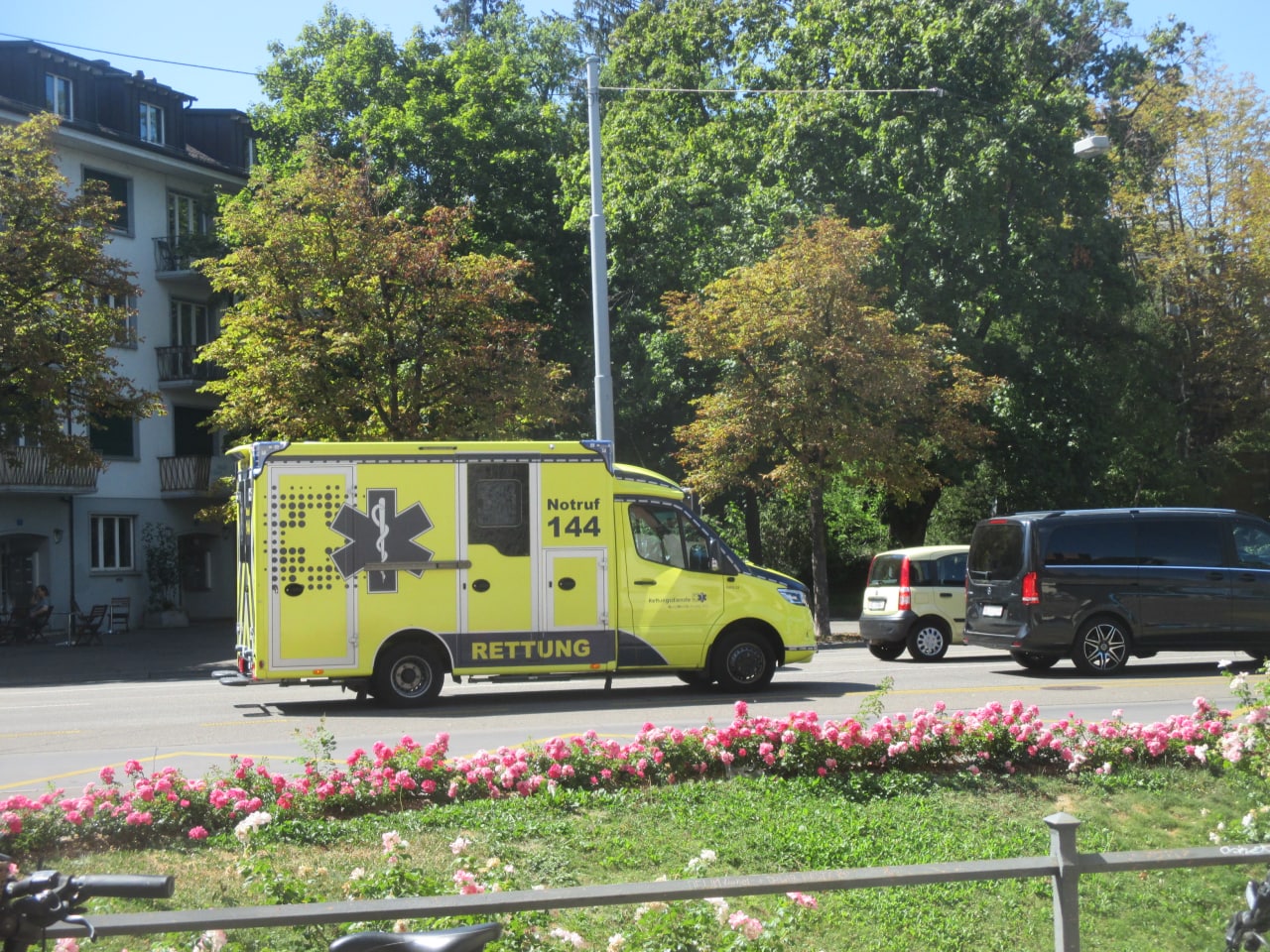 Krankenwagen in Basel
                  14.8.2022: Komisches Krankenauto ohne blaue Farbe -
                  aber mit dem Wort "Rettung"