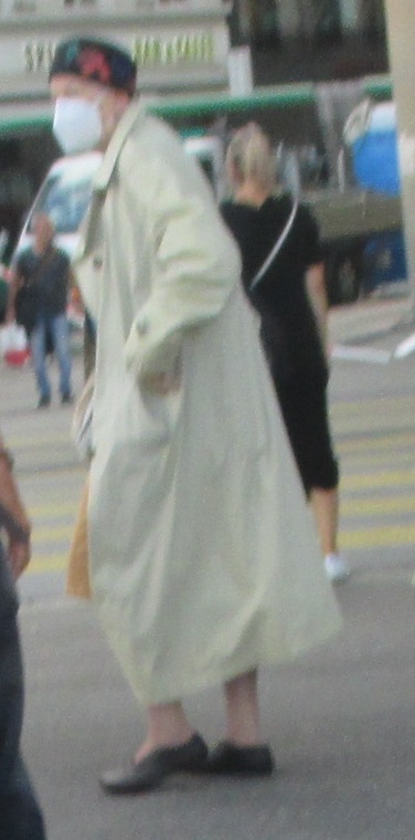 Basel
                      Mittlere Br�cke: Alte Dame in Winterkleidung mit
                      Maske, 20.8.2022