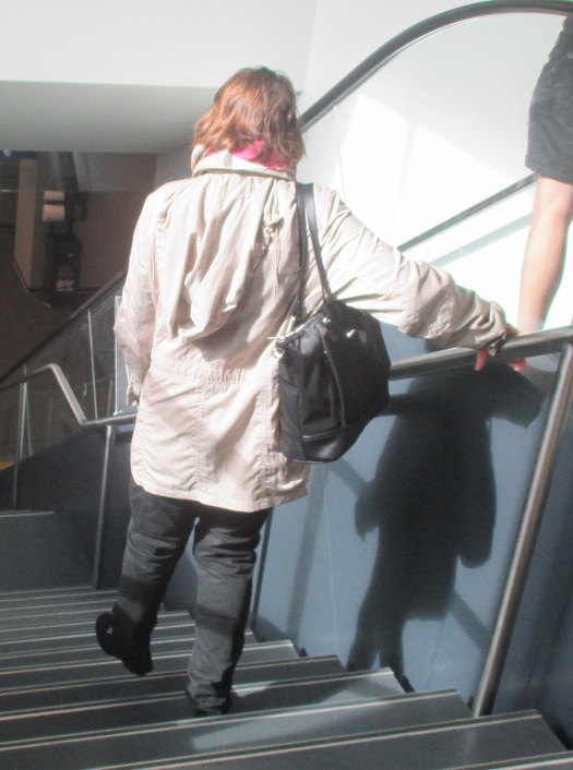 Basel Ahornstrasse: Dame in
                      Winterkleidung 20.8.2022